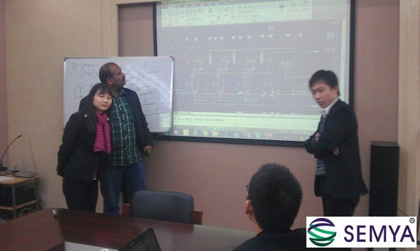 工程師和印度客戶交流設(shè)備工藝流程